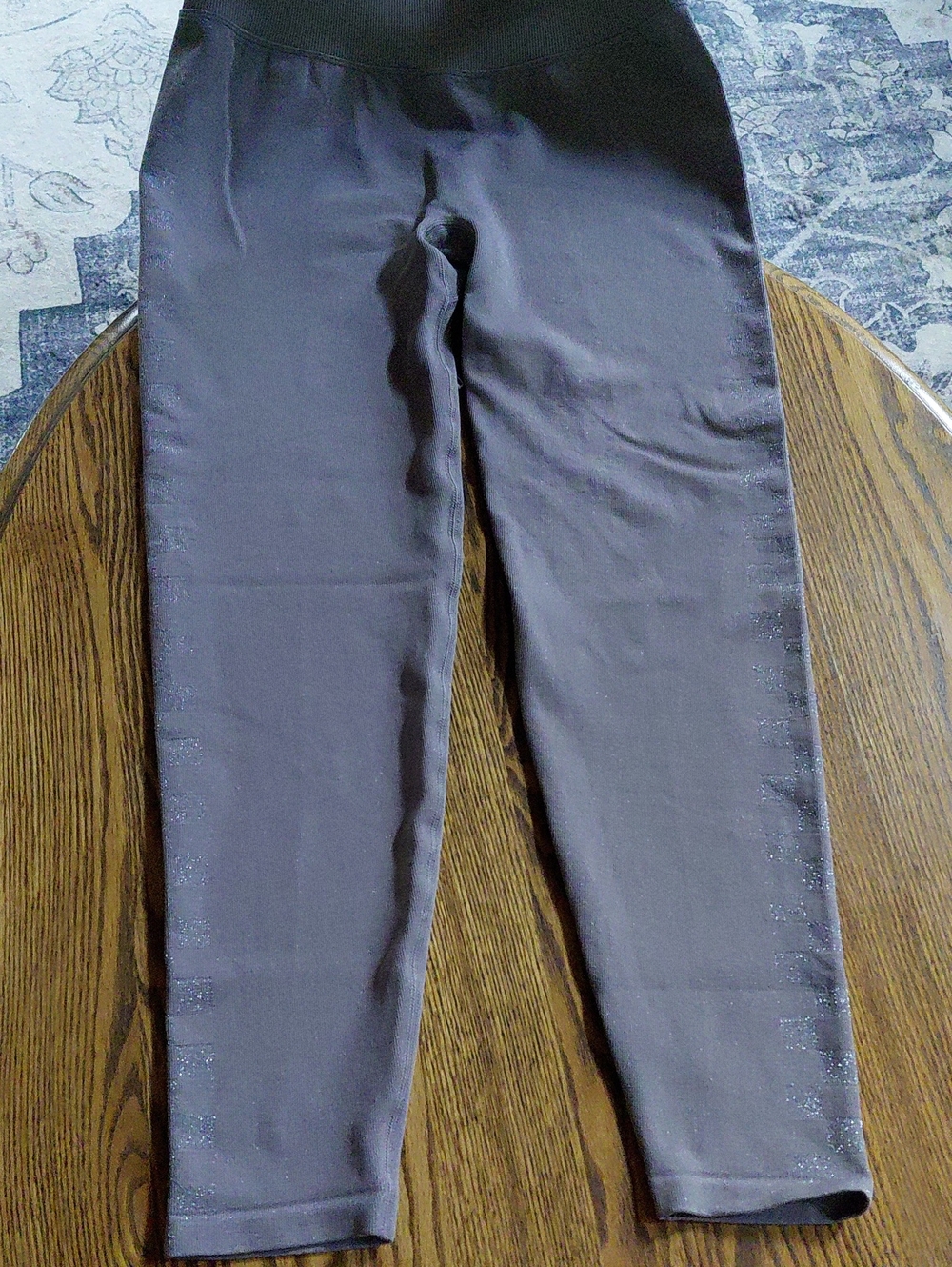 VS Pink Leggings Unique Design Down Outer  legs. Size Large But Feels Like M